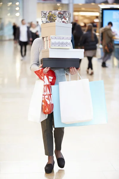 Ženské Shopper skrytý za boxy — Stock fotografie