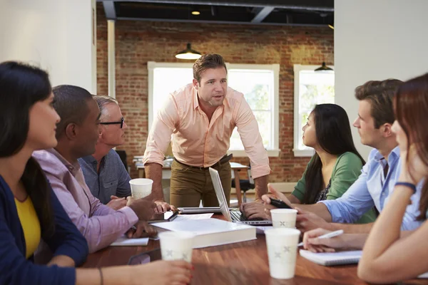 Jefe dirigiéndose a los trabajadores de oficina en la reunión — Foto de Stock