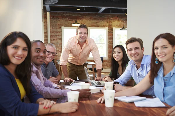 Jefe masculino con equipo en reunión —  Fotos de Stock