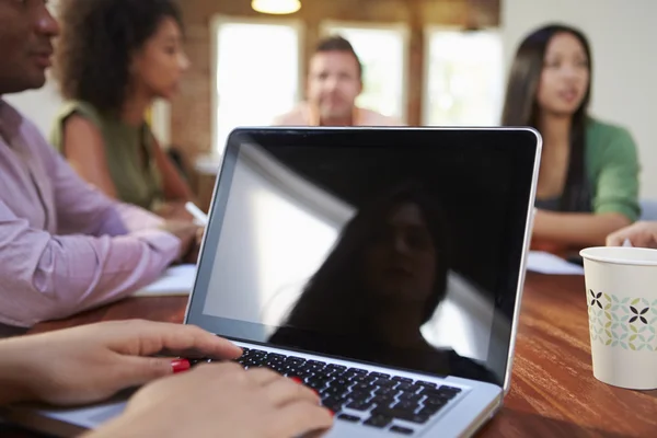 Geschäftsmann benutzt Laptop bei Besprechung — Stockfoto