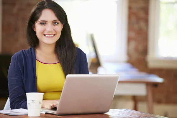 Kobieta pracuje na laptopie w biurze — Zdjęcie stockowe