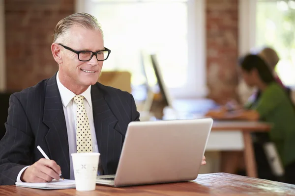 Homme travaillant à l'ordinateur portable dans le bureau — Photo