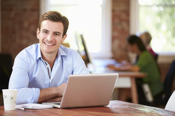 Uomo che lavora al computer portatile in ufficio — Foto Stock