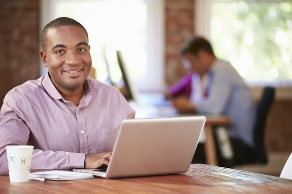 Man aan het werk op Laptop In Office — Stockfoto