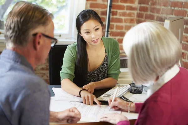 Senior koppel ontmoeting met financieel adviseur — Stockfoto