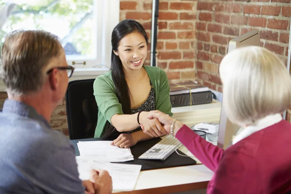 Seniorentreffen mit Finanzberater — Stockfoto