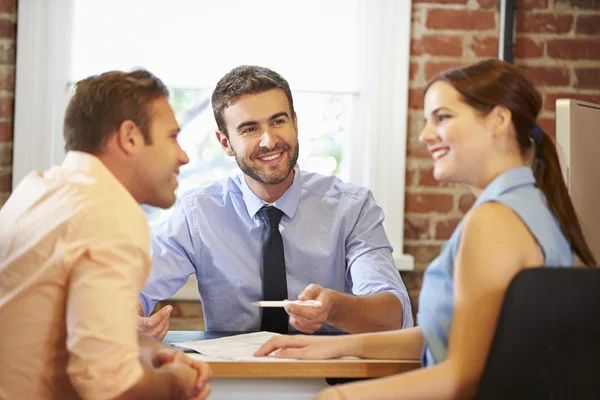 Reunión de pareja con asesor financiero — Foto de Stock