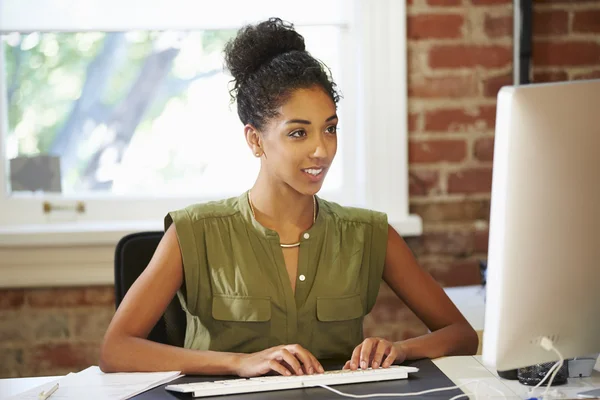 Femme travaillant à l'ordinateur au bureau — Photo