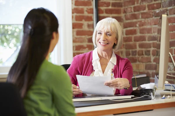 Imprenditrice intervistando candidata al lavoro femminile — Foto Stock