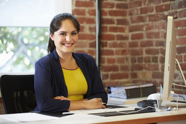 Donna che lavora al computer in ufficio — Foto Stock