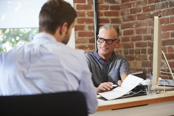 Geschäftsmann interviewt männliche Bewerber — Stockfoto