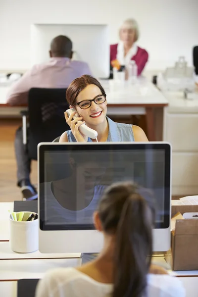 Donna d'affari che parla al telefono in ufficio — Foto Stock