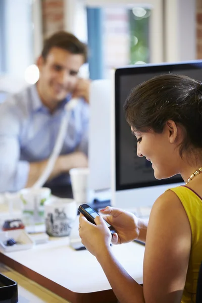 Donna d'affari che utilizza il telefono cellulare — Foto Stock