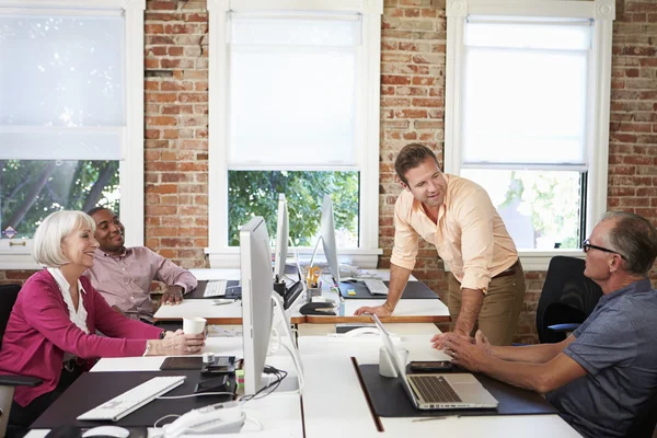 Grupo de trabajadores en la oficina de diseño moderno — Foto de Stock