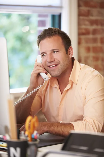 Uomo che lavora al computer in ufficio — Foto Stock