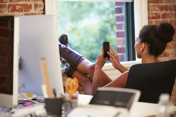 Бізнес-леді використовуючи мобільний телефон в офісі — стокове фото