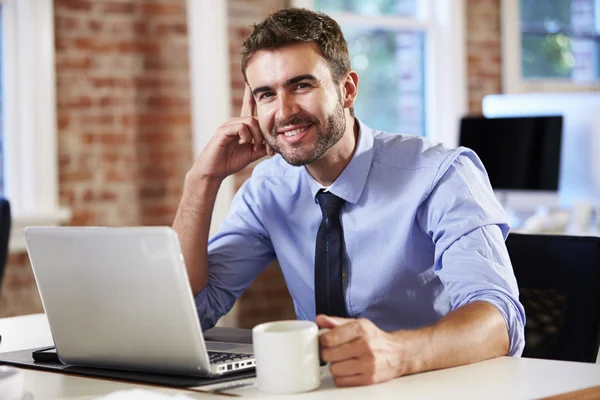 Uomo che lavora al computer portatile in ufficio — Foto Stock