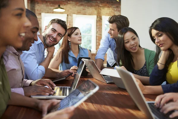 Hombres de negocios y mujeres de negocios se reúnen para discutir ideas —  Fotos de Stock