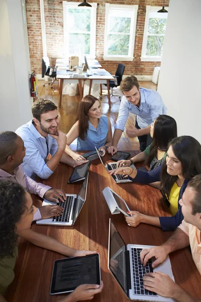 Réunion des employés de bureau pour discuter des idées — Photo