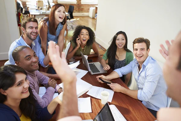 Office werknemers Meeting om ideeën te bespreken — Stockfoto