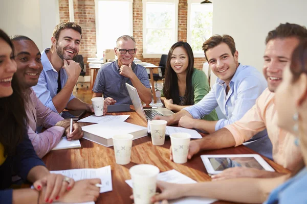 Reunión de trabajadores de oficina para discutir ideas —  Fotos de Stock