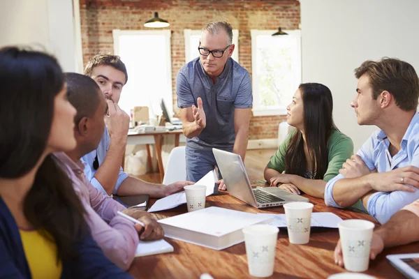 Reunión de trabajadores de oficina para discutir ideas —  Fotos de Stock