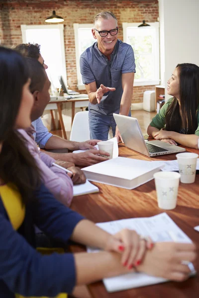 Réunion des employés de bureau pour discuter des idées — Photo