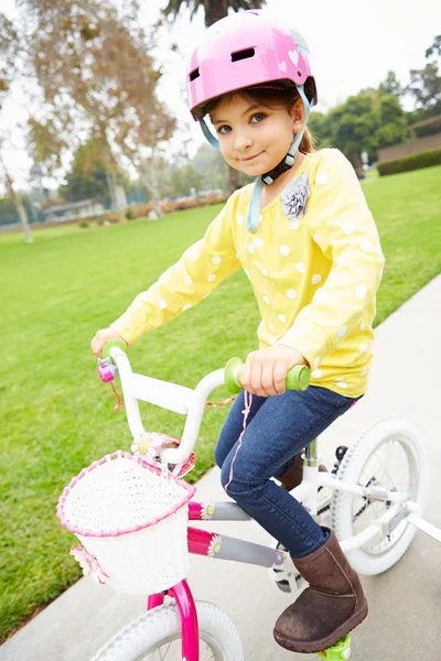 Junges Mädchen reitet Fahrrad im Park — Stockfoto