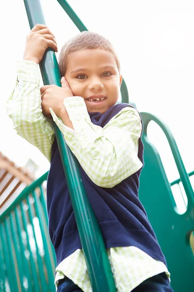 Menino no quadro de escalada no parque infantil — Fotografia de Stock