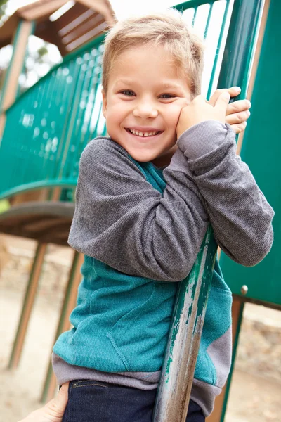 Αγόρι στην αναρρίχηση πλαίσιο στην παιδική χαρά — Φωτογραφία Αρχείου