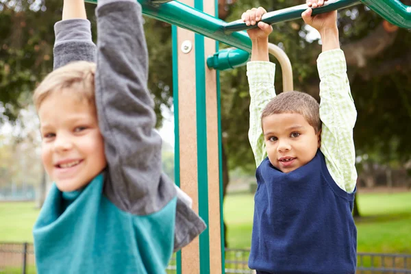 Twee jonge jongens op klimmen Frame — Stockfoto