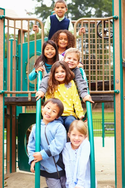 Dzieci na wspinaczki w plac zabaw dla dzieci — Zdjęcie stockowe