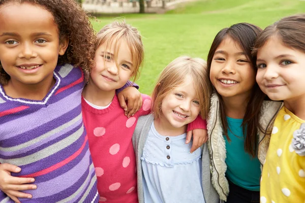 Groep meisjes opknoping Out In Park — Stockfoto