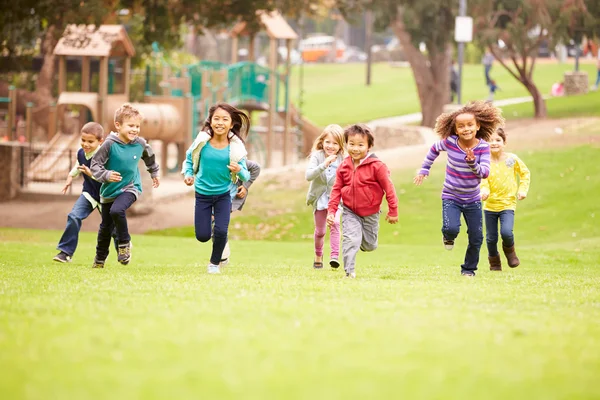 一群在公园里奔跑的孩子 — 图库照片