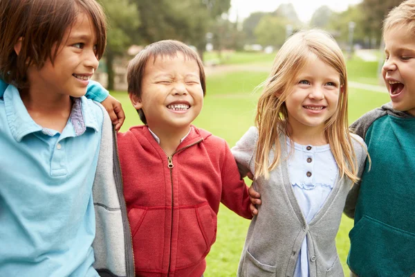 Groupe d'enfants traînant dans le parc — Photo