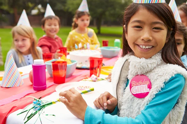 Grupp barn att ha födelsedagsfest — Stockfoto