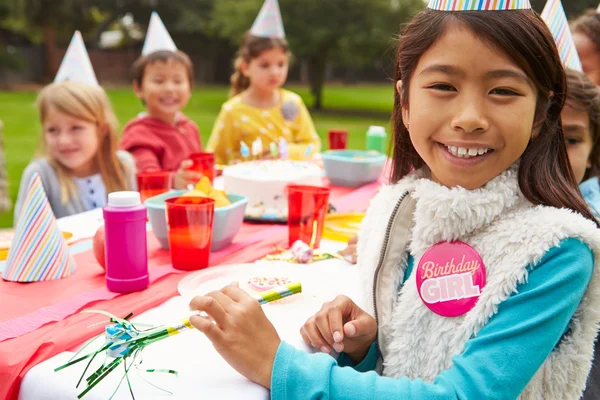 Gruppo di bambini che fanno festa di compleanno — Foto Stock