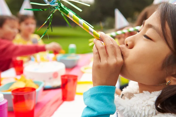 Ragazza con ventilatore alla festa di compleanno — Foto Stock