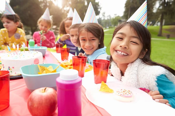 Groep kinderen met Birthday Party — Stockfoto