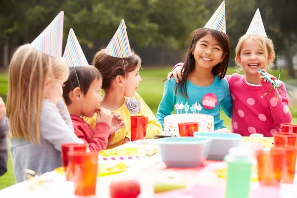 Grupo de niños teniendo fiesta de cumpleaños —  Fotos de Stock