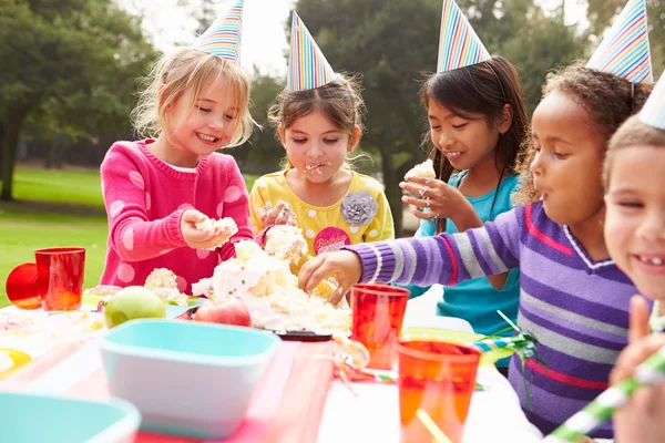 Skupina dětí s narozeninovou oslavu — Stock fotografie