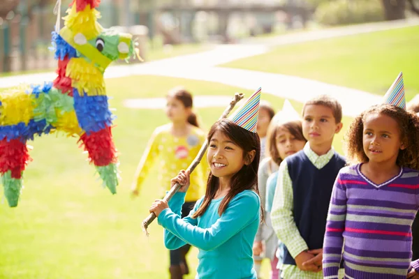 Barn slår Pinata på födelsedagsfest — Stockfoto