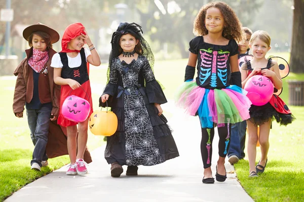 Los niños en vestidos de lujo que van truco — Foto de Stock