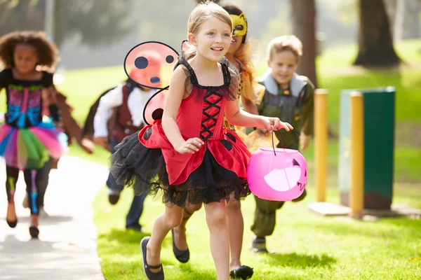 Los niños en vestidos de lujo que van truco — Foto de Stock