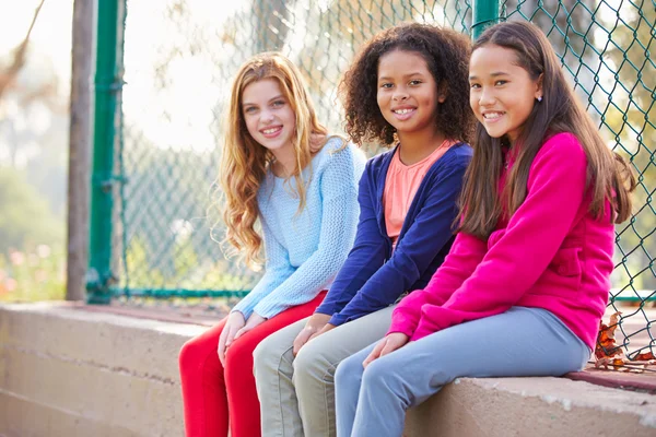 Unga tjejer hängande ute i parken — Stockfoto