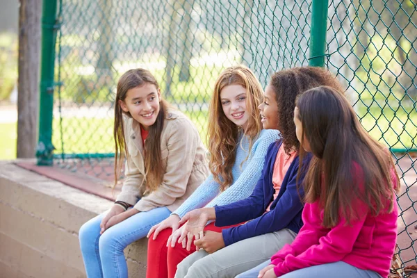 Meninas jovens saindo no parque — Fotografia de Stock