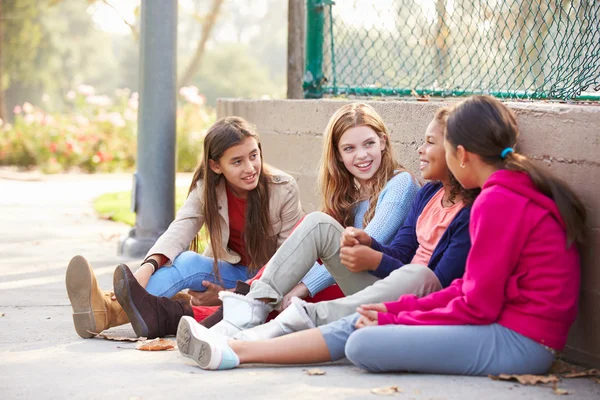 Giovani ragazze appendere fuori nel parco — Foto Stock