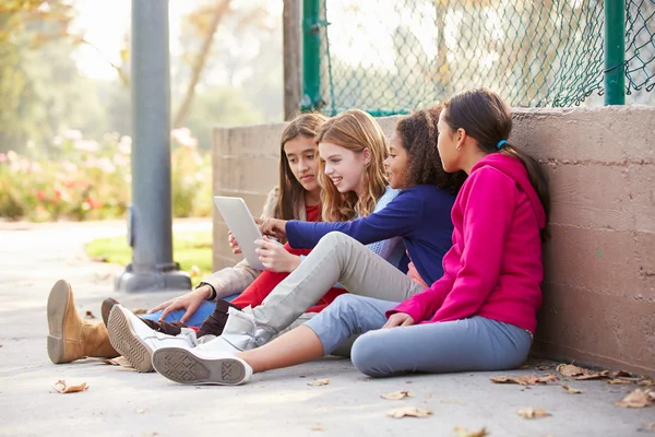 Groupe de filles utilisant la tablette numérique — Photo