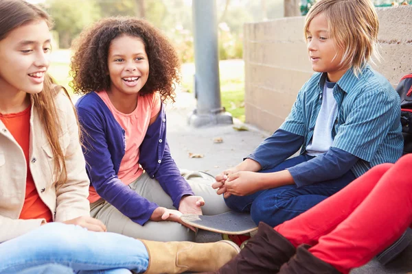 Bambini che escono nel parco giochi — Foto Stock