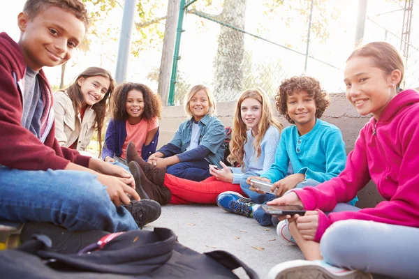 Kinderen opknoping Out In Speeltuin — Stockfoto